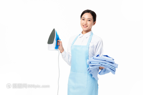 家政服務(wù)女性熨燙衣服